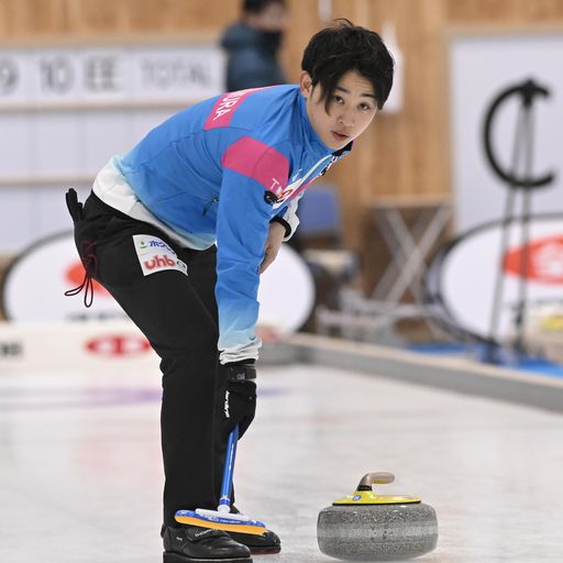 三浦・徳山ペアとの対戦で真剣な表情を見せる松村雄（C）JCA IDE