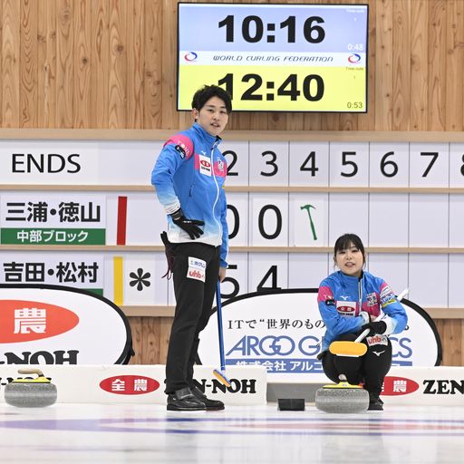 三浦・徳山ペアとの対戦で真剣な表情を見せる松村雄（左）吉田夕ペア（C）JCA IDE