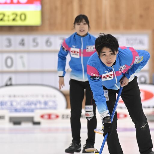 三浦・徳山ペアとの対戦で真剣な表情を見せる松村雄（手前）吉田夕ペア（C）JCA IDE