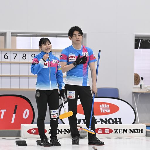 山田・田辺ペアとの対戦で笑顔を見せる吉田夕（左）松村雄ペア（C）JCA IDE