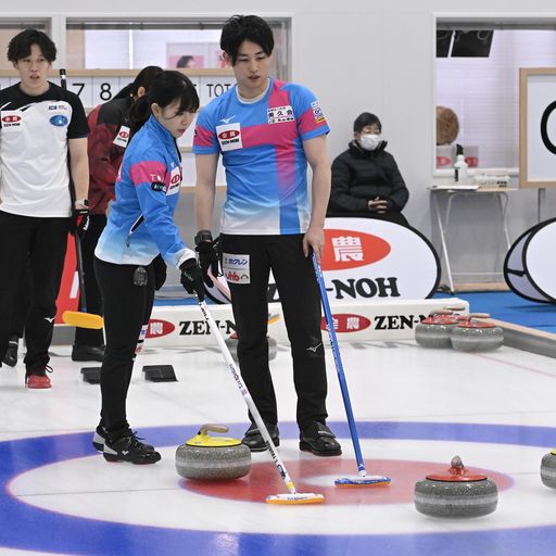 山田・田辺ペアとの対戦で真剣に話し合う吉田夕（左）松村雄ペア（C）JCA IDE