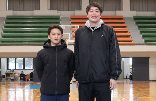 198センチの古田監督（右）と、主要選手で2番目に小柄な170センチの後藤主将