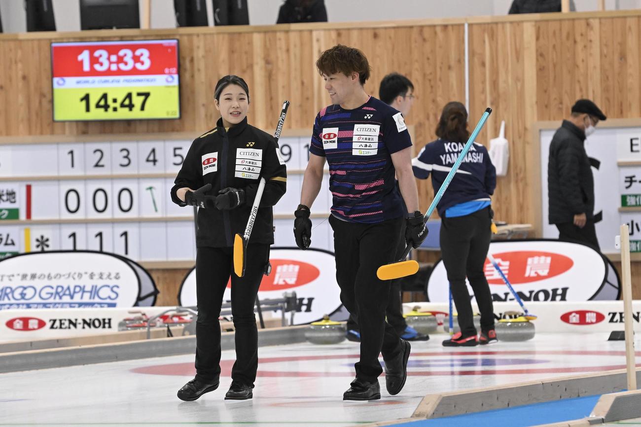 小穴・青木ペアとの対戦で笑顔を見せる柳澤（左）と小泉（C）JCA IDE