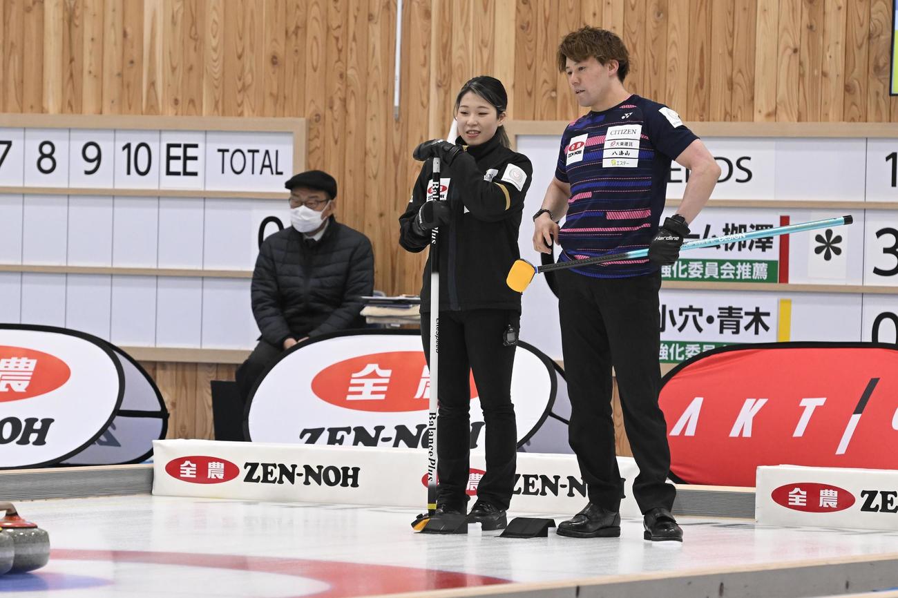 小穴・青木ペアとの対戦で真剣に話し合う柳澤（左）と小泉（C）JCA IDE