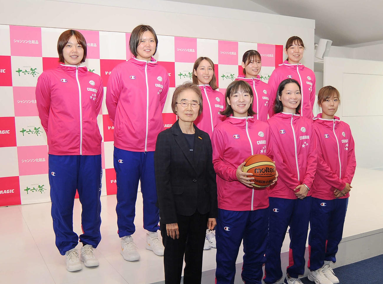 2022年6月10日、シャンソン化粧品新入団選手発表会見　前列左から李玉慈監督、小池遥、藤岡麻菜美、千葉歩、後列左から橋口樹、谷村里佳、宮坂桃菜、北村悠貴、栗林未和