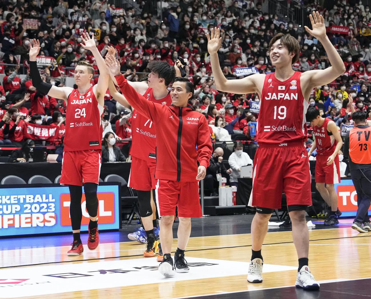 イランに勝利し、笑顔で歓声に応える富樫（手前から2人目）ら日本の選手たち（共同）