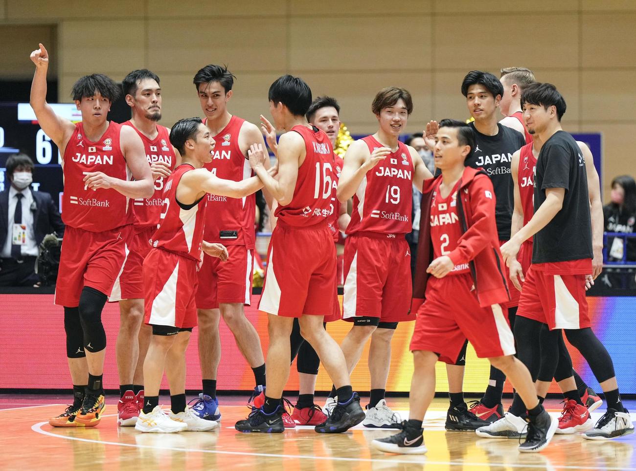 イランに勝利し、喜ぶ日本の選手たち（共同）
