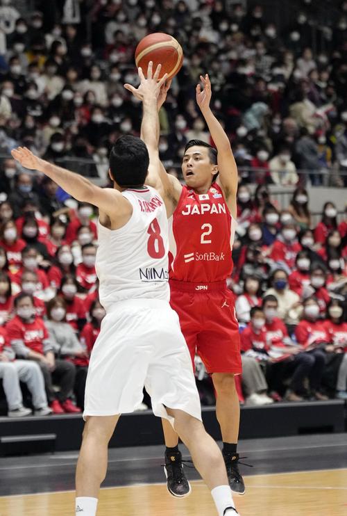 日本―イラン　第1クオーター、3点シュートを決める富樫（右）（共同）