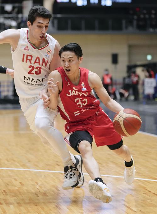 日本―イラン　第3クオーター、ドリブルで攻め込む河村（共同）