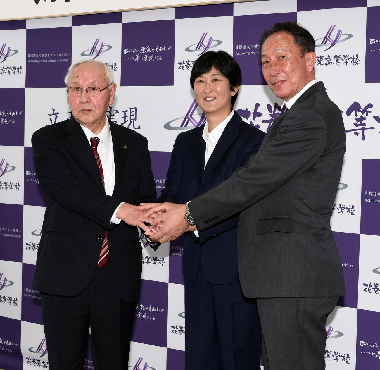 就任会見に臨んだ花巻東女子ソフトボール部の斎藤新監督（中央）。左は小田島校長、右は柱谷スポーツ部強化推進アドバイザー