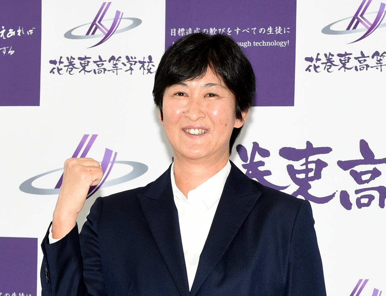 就任会見に臨んだ花巻東女子ソフトボール部の斎藤新監督