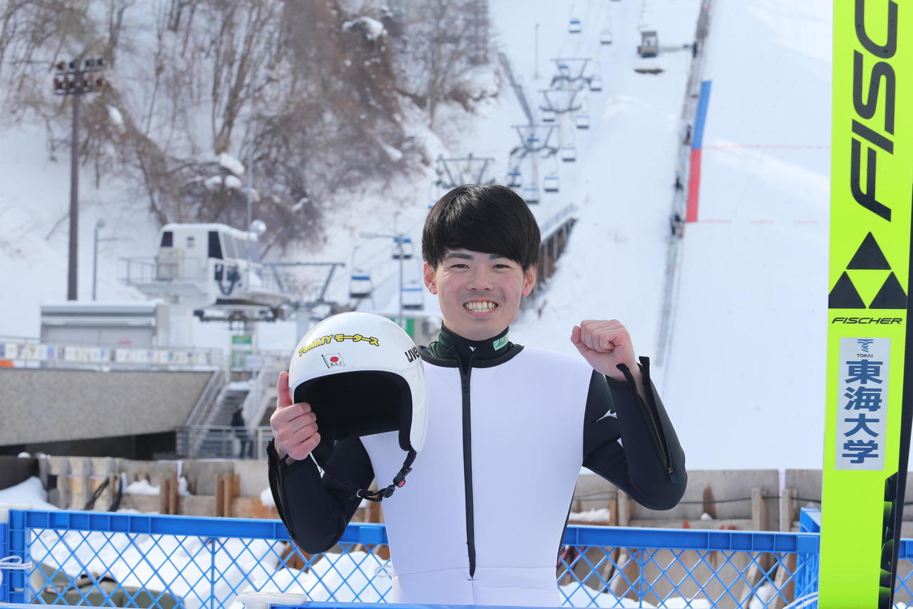 12日、雪印メグミルク杯の飛躍後にガッツポーズを見せる藤田