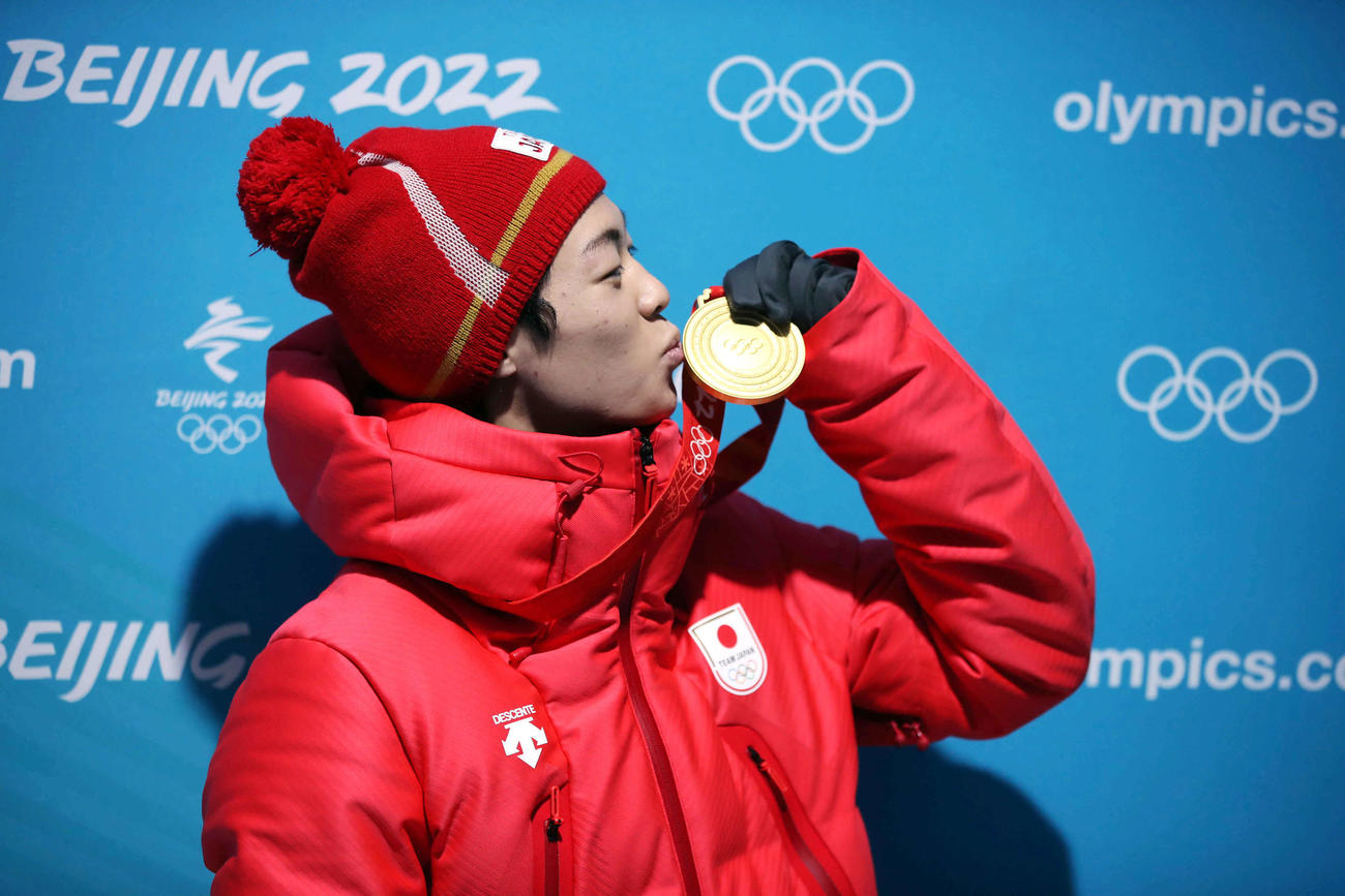 22年2月、北京五輪個人ノーマルヒルのメダルセレモニー後、金メダルにキスする小林陵侑