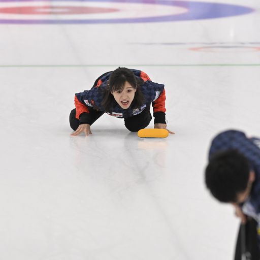 敦賀・南組との対戦で氷にはうような態勢でラインコールをする吉田知（C）JCA IDE