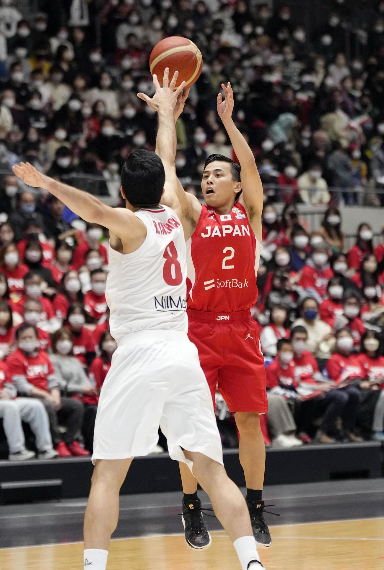 日本―イラン　第1クオーター、3点シュートを決める富樫（右）（共同）