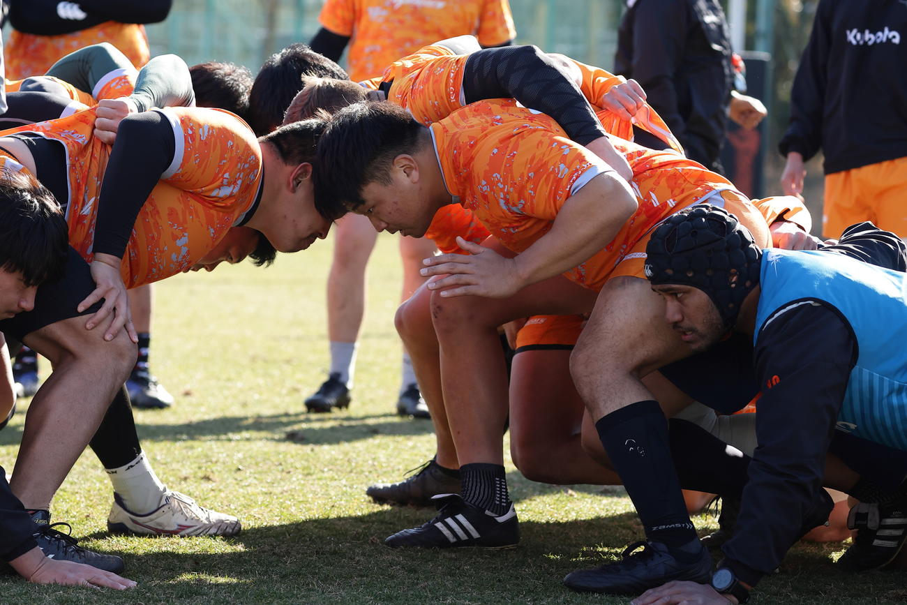 BL東京戦に向けてスクラム練習に励む東京ベイの紙森陽太（右から2人目）（クボタスピアーズ船橋・東京ベイ提供）