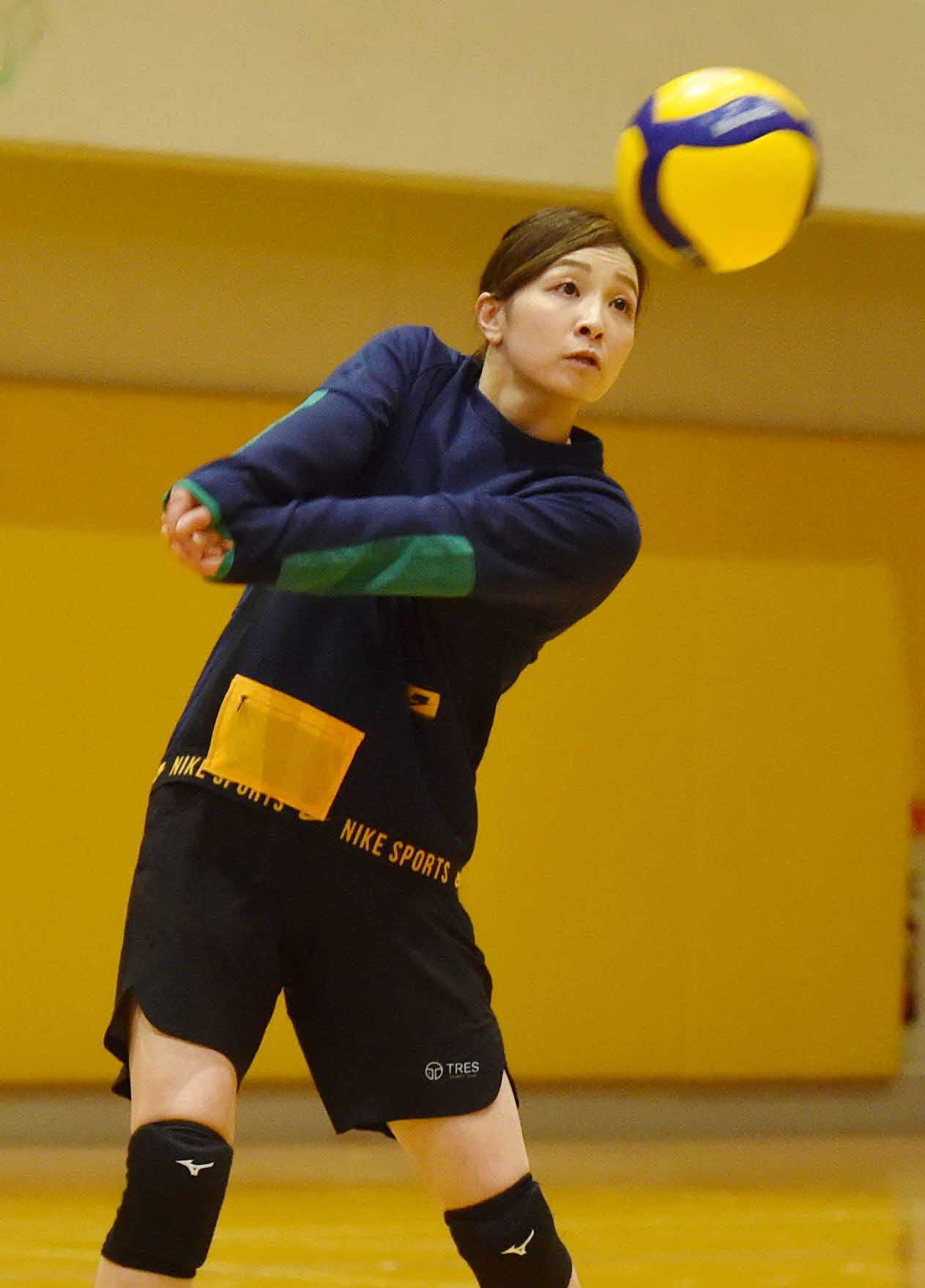 サーブレシーブする佐藤選手兼監督