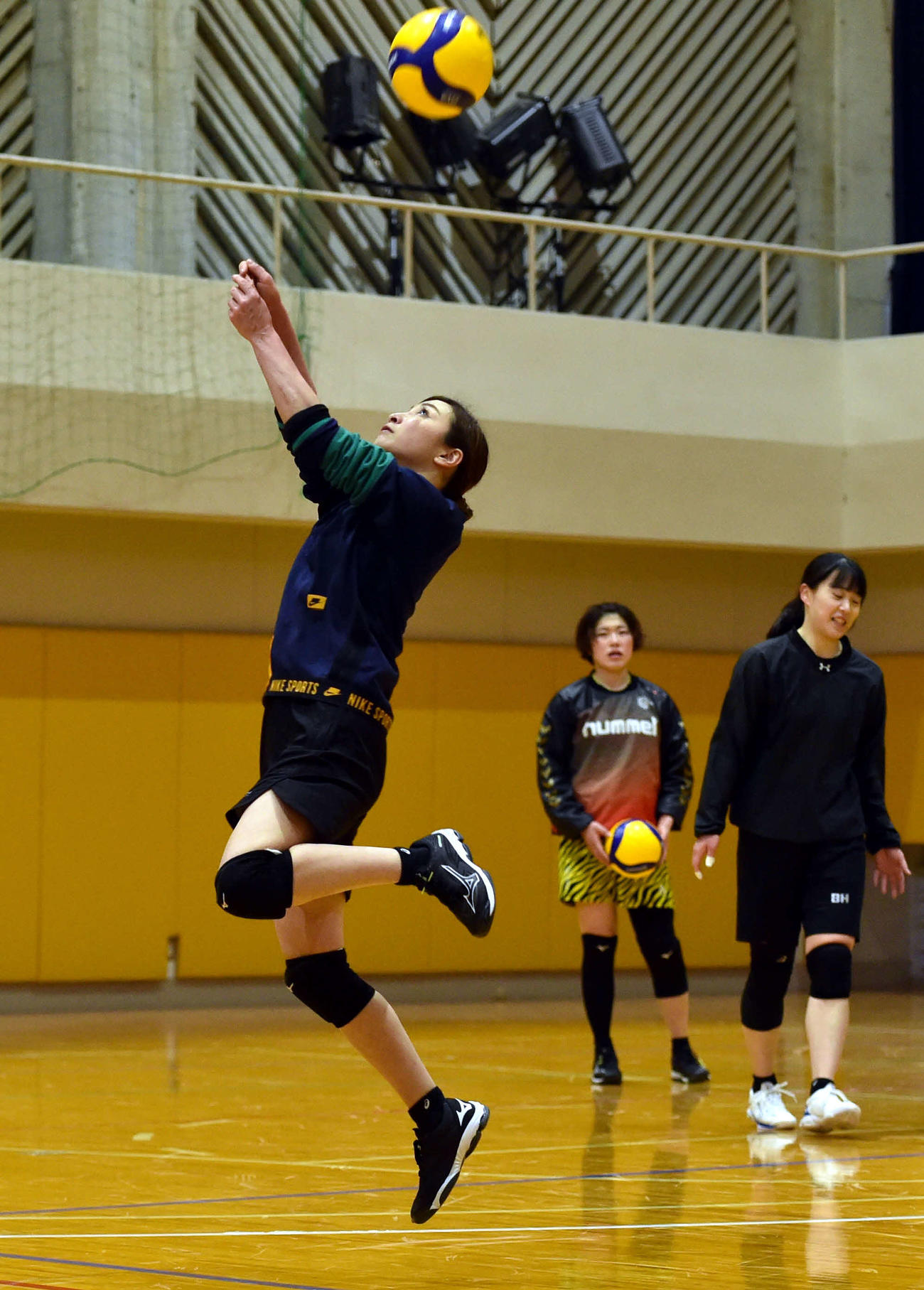 軽快な動きでレシーブする佐藤選手兼監督（撮影・相沢孔志）