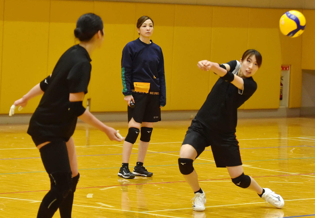 選手のプレーを見つめる佐藤選手兼監督（中央）