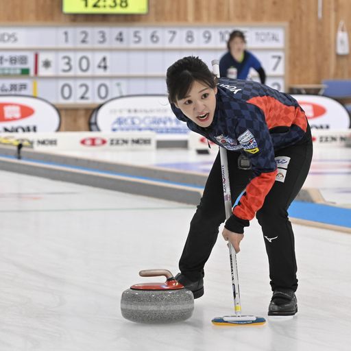 園部・荻原組との対戦で懸命にスイープをする吉田知（C）JCA IDE