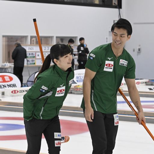 22日、吉田知・清水組との対戦で笑顔を見せる松村千（左）谷田組（C）JCA IDE