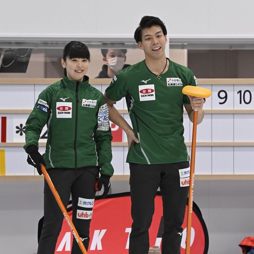 22日、吉田知・清水組との対戦で笑顔を見せる松村千（左）谷田組（C）JCA IDE