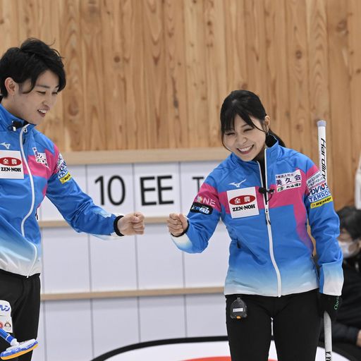 チーム北村との対戦で笑顔でグータッチをする松村雄（左）吉田夕組（C）JCA IDE