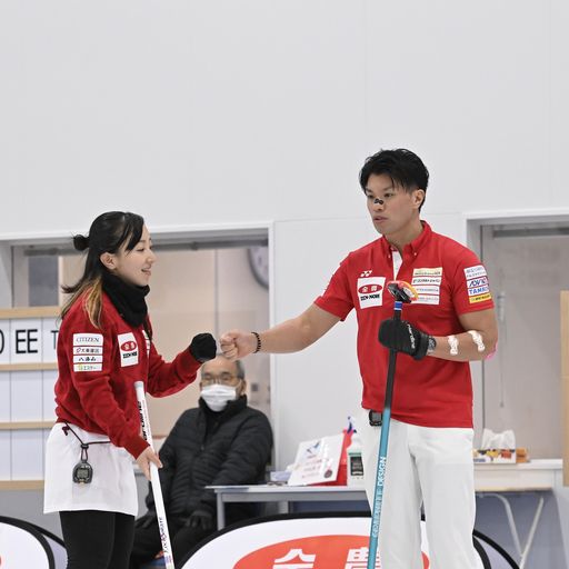 山田・田辺組との対戦でグータッチを交わす藤沢（左）山口組（C）JCA IDE