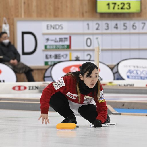 山田・田辺組との対戦で投じたストーンの行方を見守る藤沢（C）JCA IDE