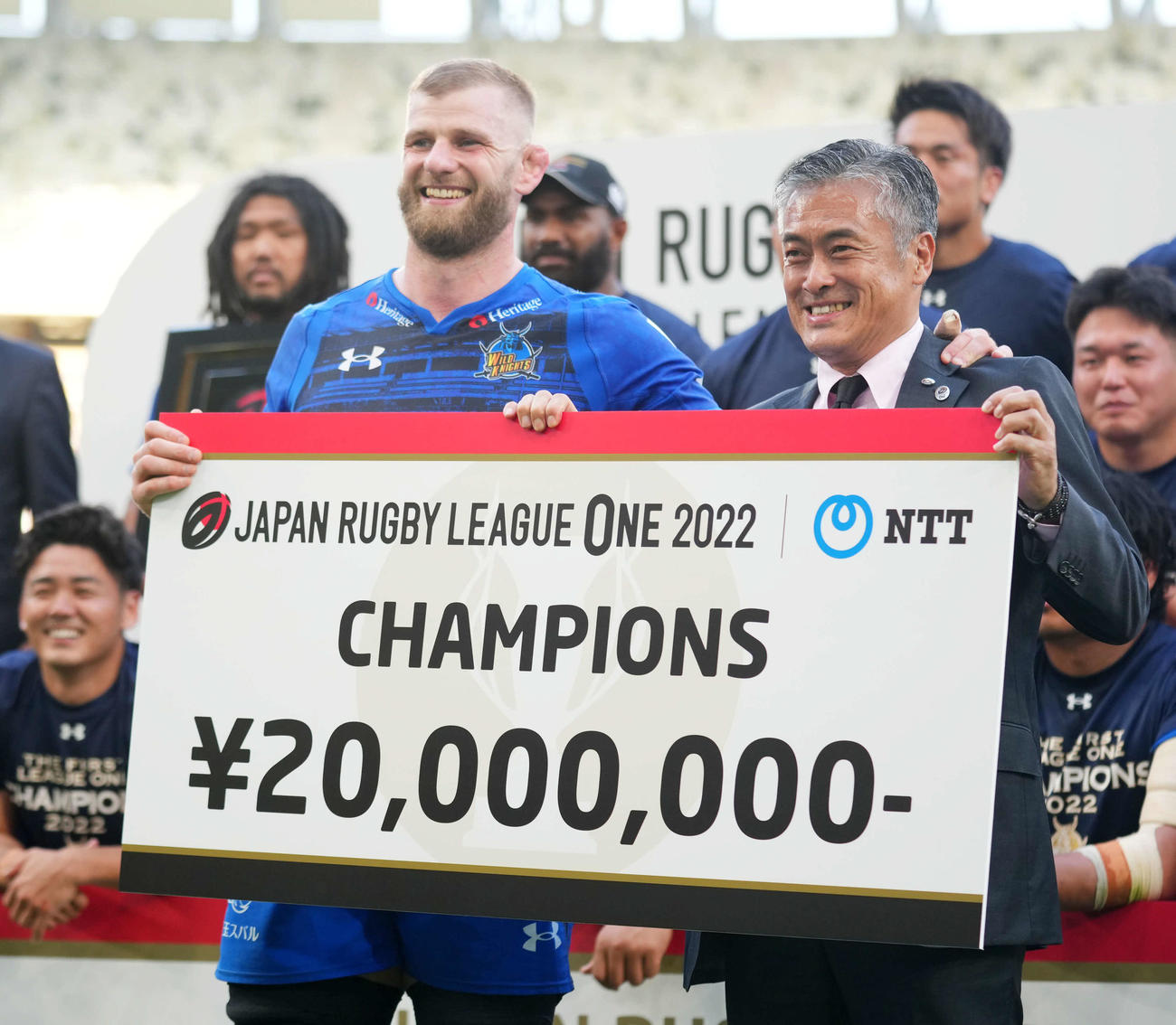 2022年5月29日、ラグビー・リーグワン1部プレーオフ決勝　リーグワン玉塚元一理事長（右）から優勝賞金を受け取る埼玉ロックのジョージ・クルーズ