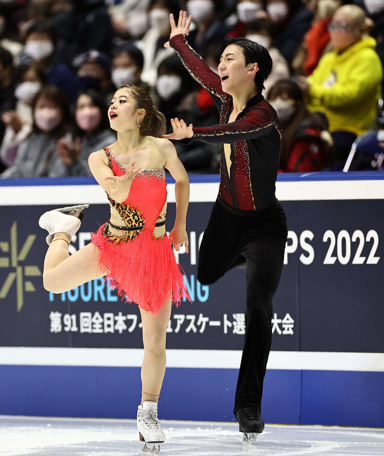 矢島榛乃（左）と松井努夢（2022年12月22日撮影）