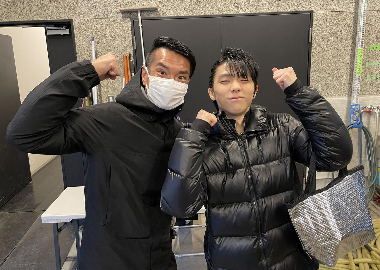 味の素VPの栗原秀文チームリーダー（左）と「プロローグ」八戸公演のバックヤードで記念撮影する羽生さん