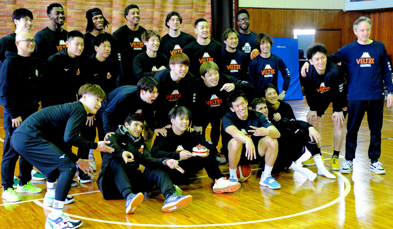 SG山田（前列中央）の誕生日を祝うベルテックス静岡の選手とスタッフら　