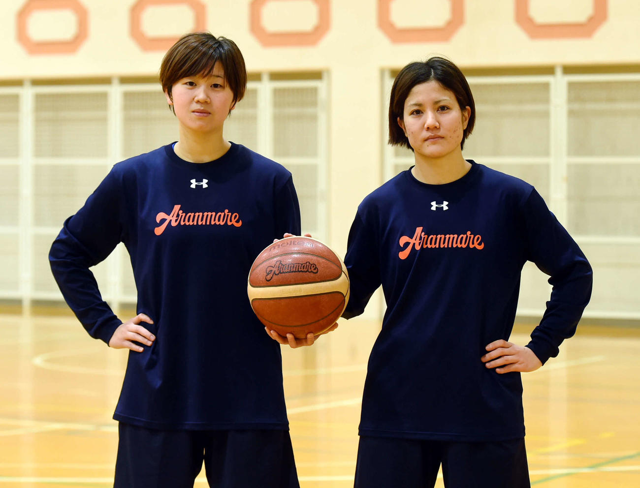 22年2月、ツーショットに納まる小沢（左）と砂川