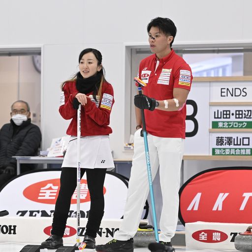 山田・田辺組との対戦で言葉を交わす藤沢（左）山口組（C）JCA IDE（2023年2月24日撮影）