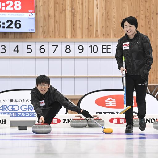 チーム北村と対戦する森本（左）と横山（C）JCA IDE