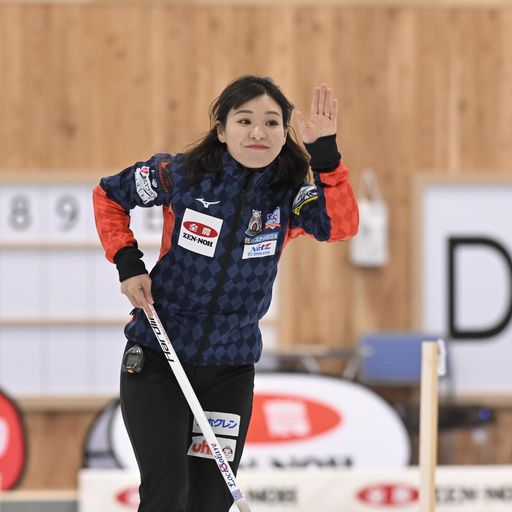 敦賀・南組との対戦で笑顔で左手を上げる吉田知（C）JCA IDE（2023年2月23日撮影）