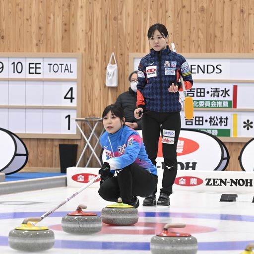 準々決勝で対決した妹の吉田夕（手前）と姉の吉田知（C）JCA IDE