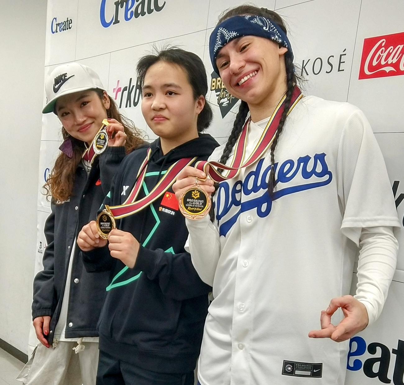 ブレイキンGWSでメダルを獲得した女子の選手たち。左から銀のAMIこと湯浅亜実、金の671、銅のANTI（撮影・木下淳）