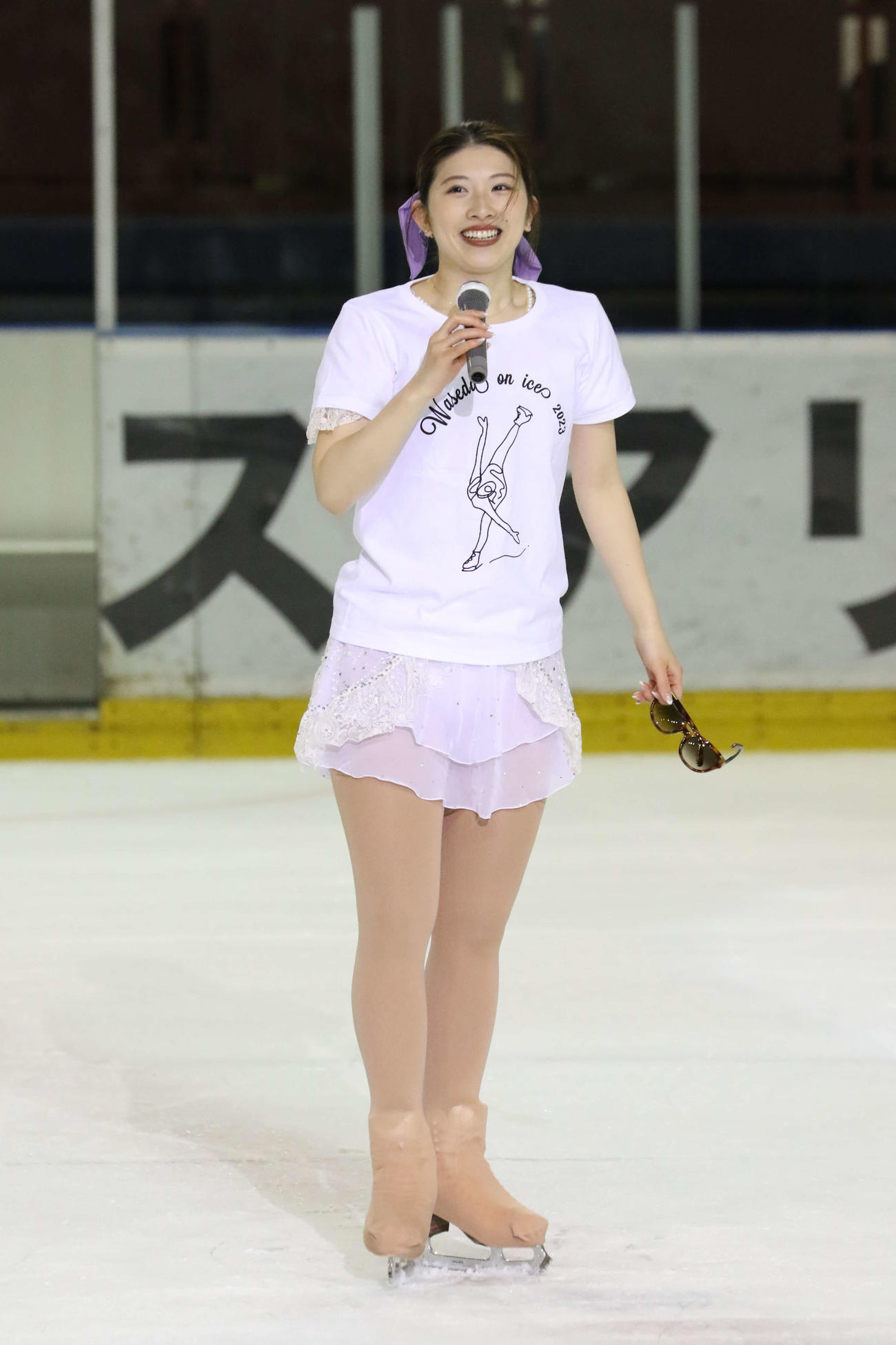 卒業生として登場しあいさつする永井さん