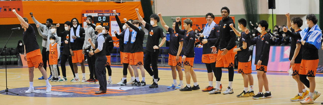 試合に勝ち、喜ぶベルテックス静岡の選手たち
