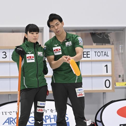 25日、育英館大と対戦する松村千（左）と谷田（C）JCA IDE