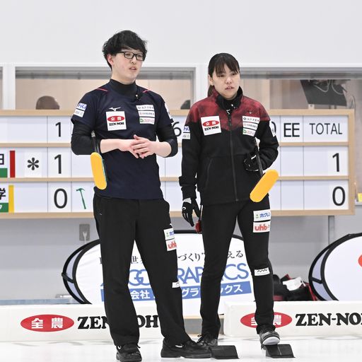 松村千・谷田組との準々決勝に臨む稲場（左）と奥山（C）JCA IDE