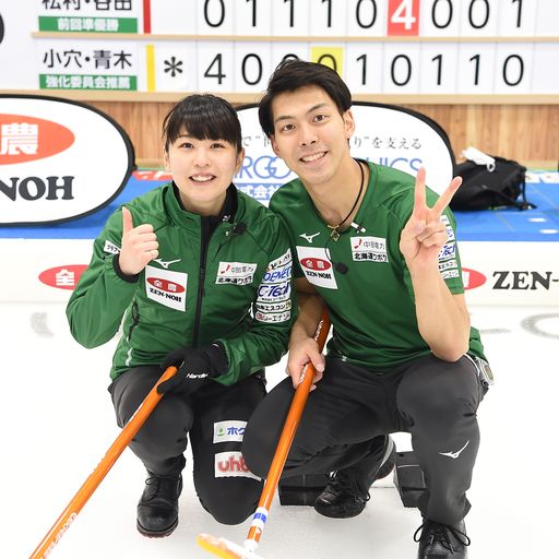 3年ぶり2度目の優勝を収め、笑顔を見せる松村千（左）と谷田（C）JCA IDE