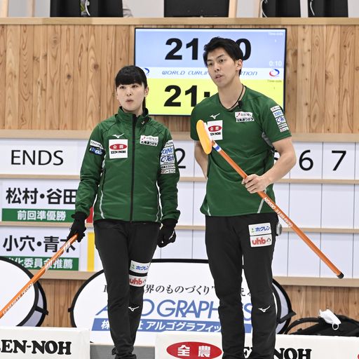 小穴・青木組との決勝で話し合う松村千（左）と谷田（C）JCA IDE