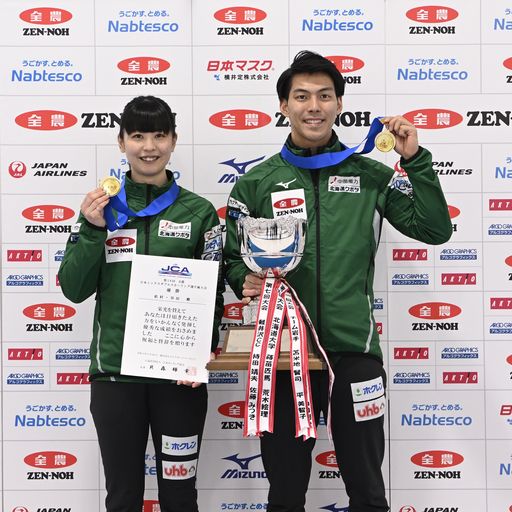 表彰式で笑顔を見せる松村千（左）と谷田（C）JCA IDE