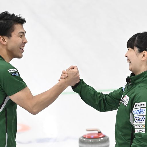 小穴・青木組との決勝に勝利し、笑顔でハイタッチをする谷田（左）と松村千（C）JCA IDE
