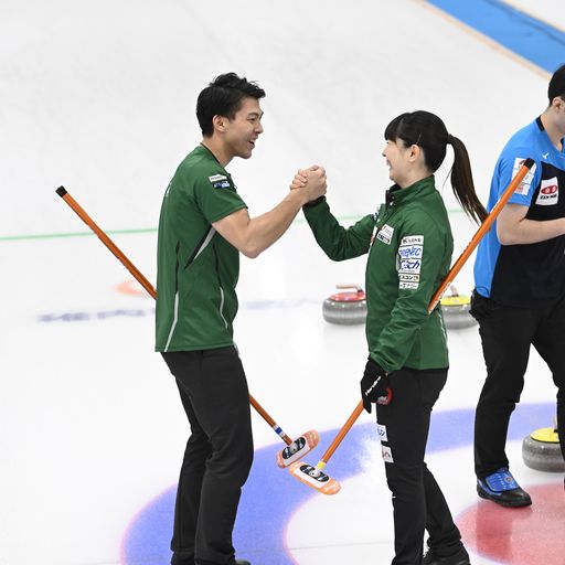 小穴・青木組との決勝に勝利し、笑顔でハイタッチをする谷田（左）と松村千（C）JCA IDE