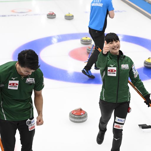 小穴・青木組との決勝に勝利し、笑顔を浮かべる松村千（右）と谷田（C）JCA IDE