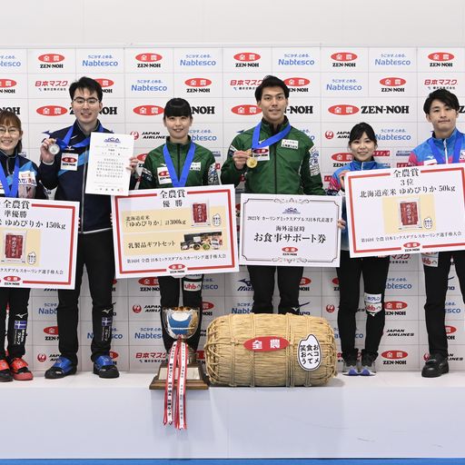 表彰式で笑顔を見せる松村千（左から3人目）と谷田（左から4人目）。左から、2位の小穴、青木、2人はさんで3位の吉田夕、松村雄（C）JCA IDE